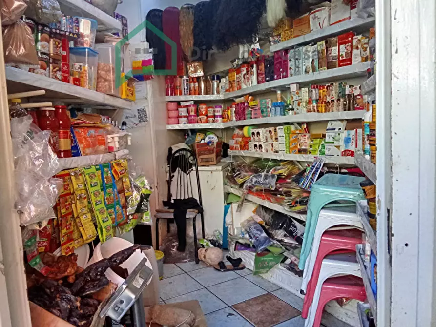 Immagine 5 di Negozio in vendita  in VIA TRISTANO CARACCIOLO,4 a Napoli
