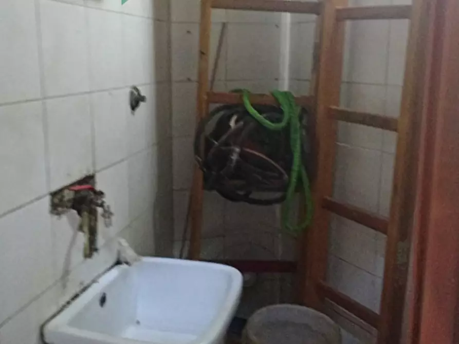 Immagine 8 di Negozio in vendita  in VIA TRISTANO CARACCIOLO,4 a Napoli