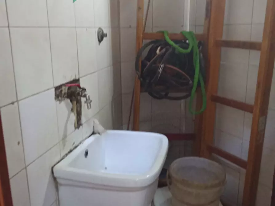 Immagine 9 di Negozio in vendita  in VIA TRISTANO CARACCIOLO,4 a Napoli