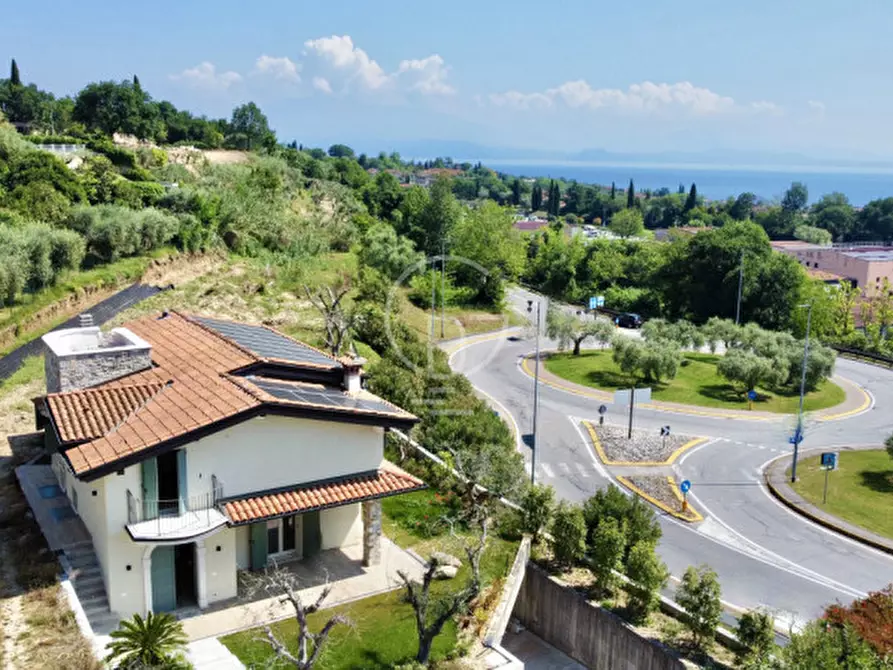 Immagine 1 di Villa in vendita  in Via Gianbattista Vighenzi a Padenghe Sul Garda