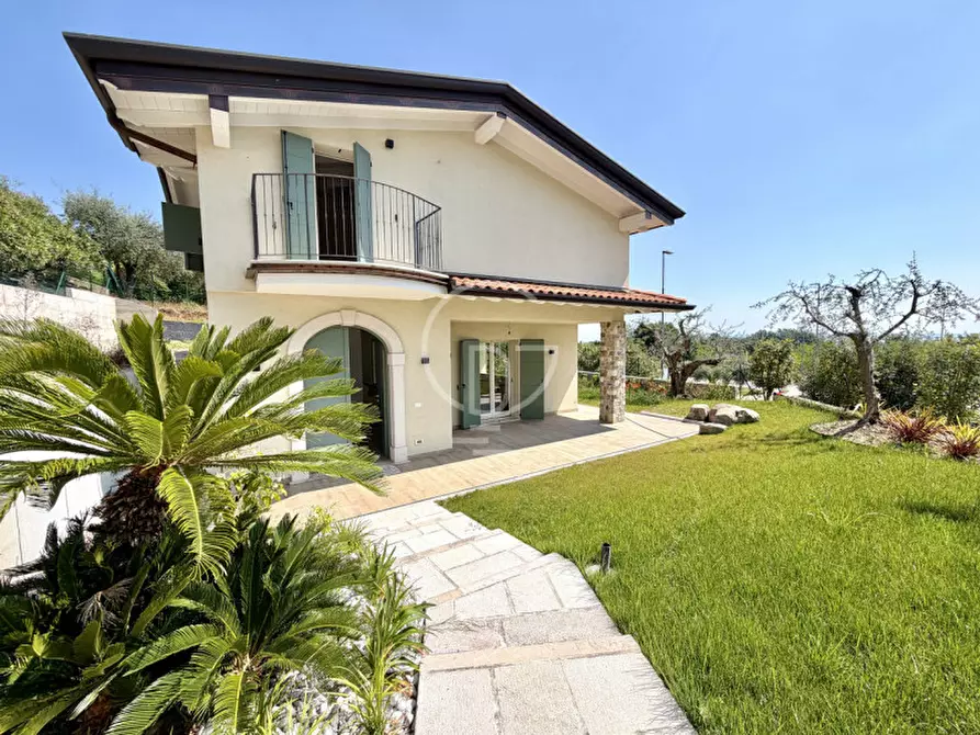 Immagine 7 di Villa in vendita  in Via Gianbattista Vighenzi a Padenghe Sul Garda