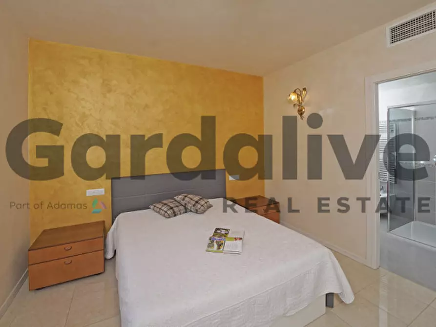 Immagine 19 di Appartamento in vendita  in Via Todeschino a Sirmione
