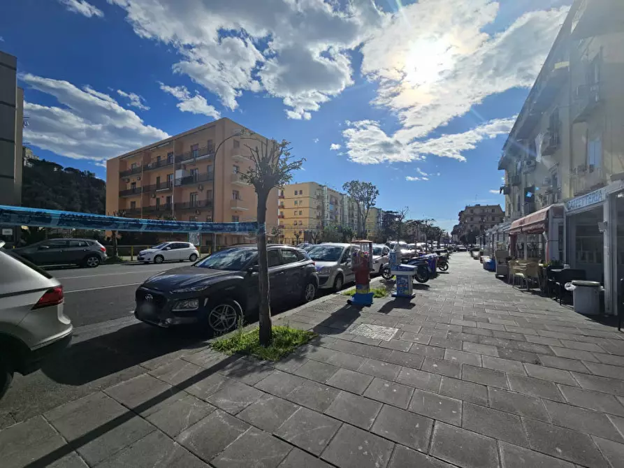 Immagine 1 di Attività commerciale in vendita  in Via Giulio Cesare a Napoli