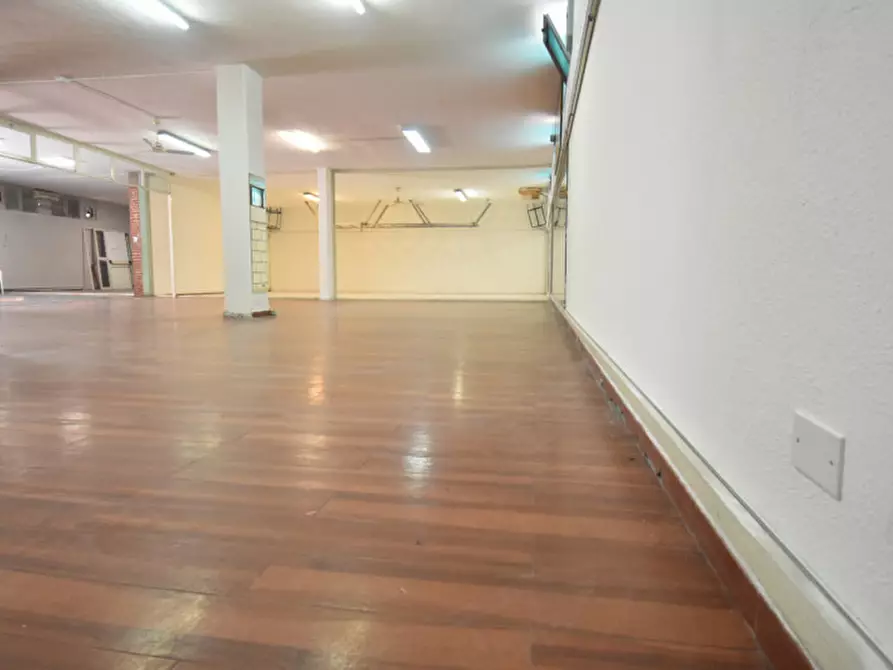 Immagine 2 di Magazzino in vendita  a Quartu Sant'elena