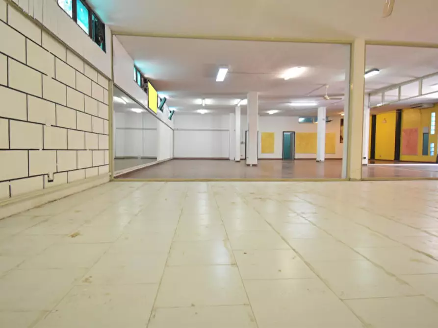 Immagine 3 di Magazzino in vendita  a Quartu Sant'elena