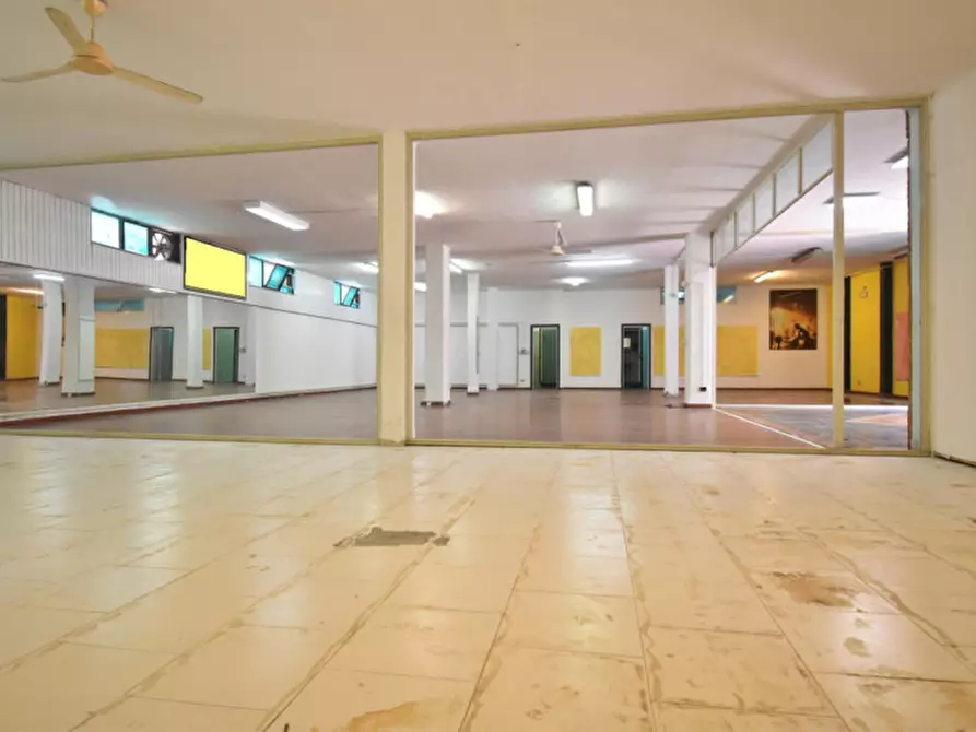 Immagine 4 di Magazzino in vendita  a Quartu Sant'elena