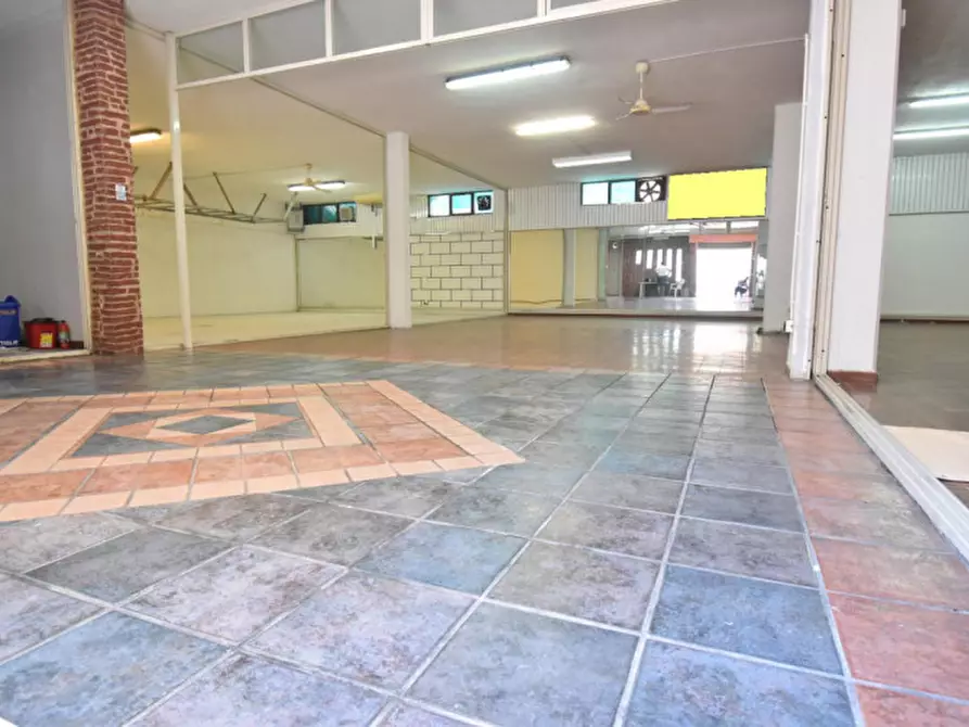 Immagine 12 di Magazzino in vendita  a Quartu Sant'elena