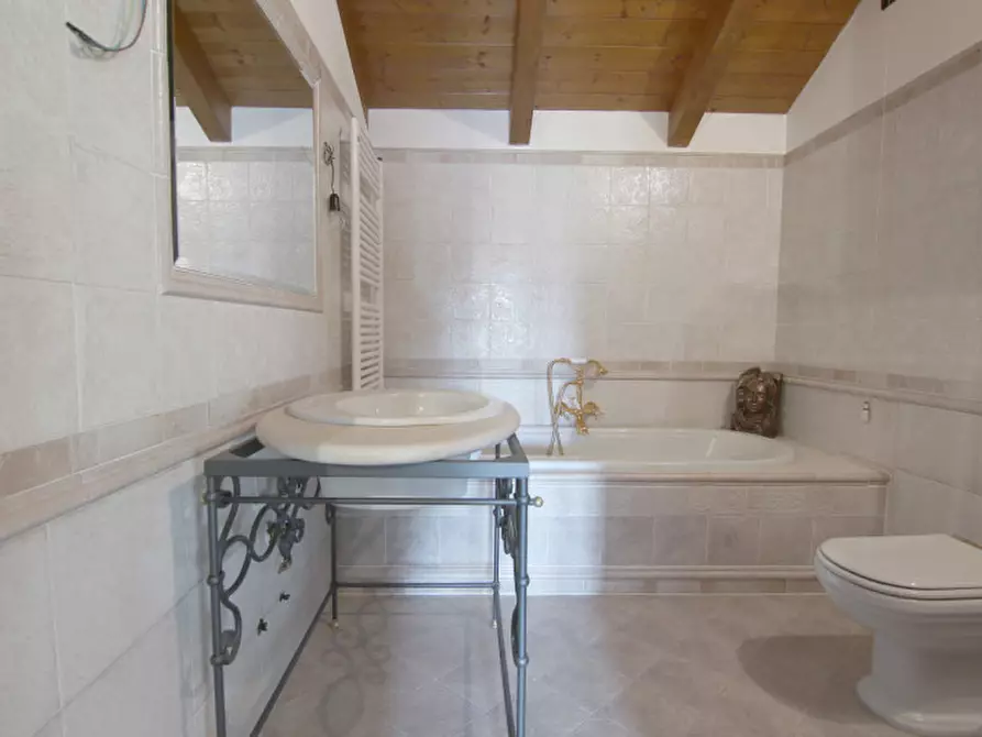 Immagine 21 di Villa in vendita  in Via dei Peschi a Pescantina