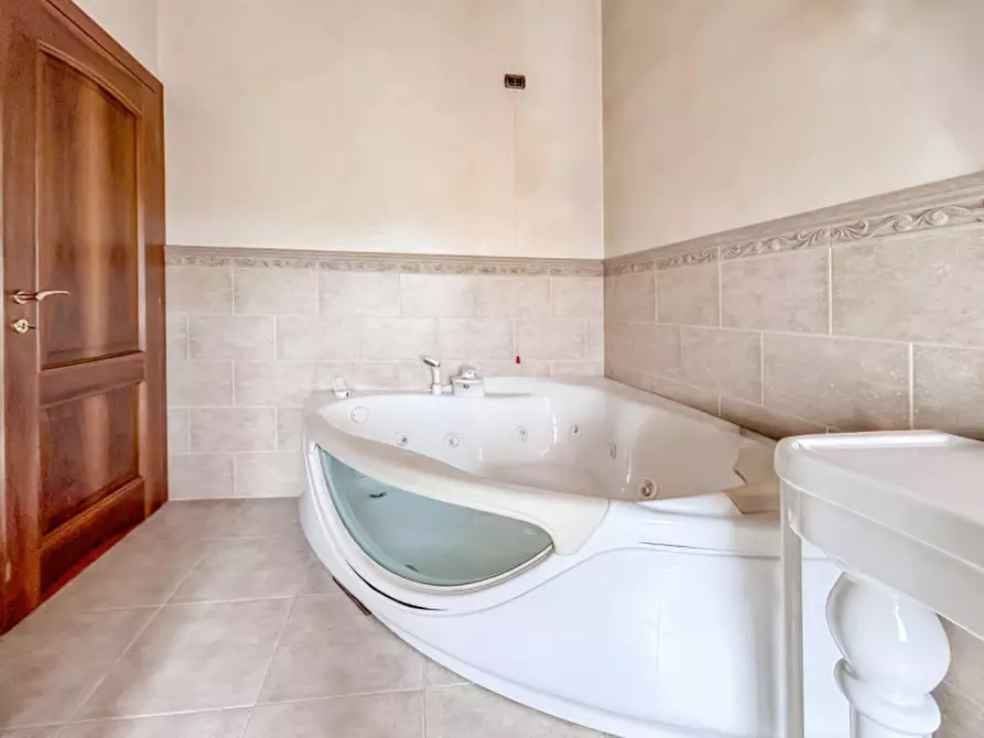 Immagine 38 di Villa in vendita  in Via dei Peschi a Pescantina