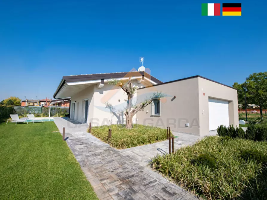 Immagine 1 di Villa in vendita  a Manerba Del Garda