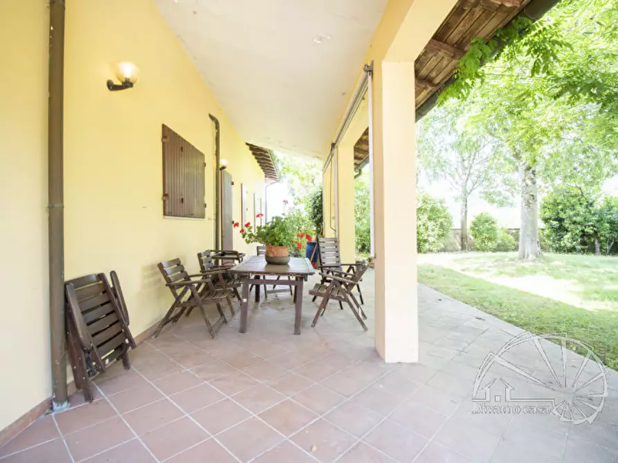 Immagine 2 di Villa in vendita  a Carmignano