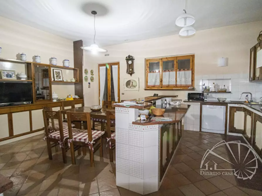 Immagine 3 di Villa in vendita  a Carmignano