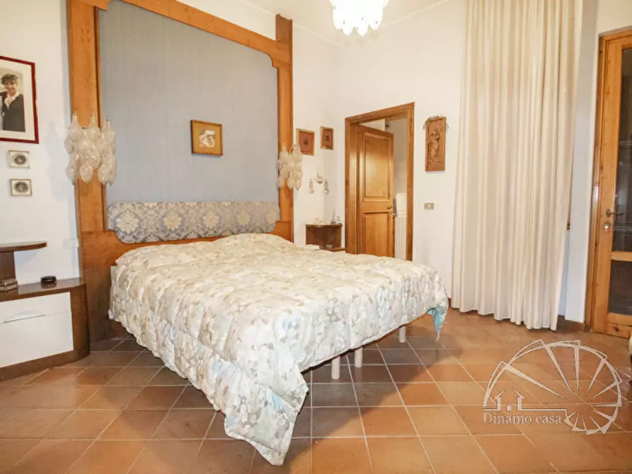 Immagine 4 di Villa in vendita  a Carmignano