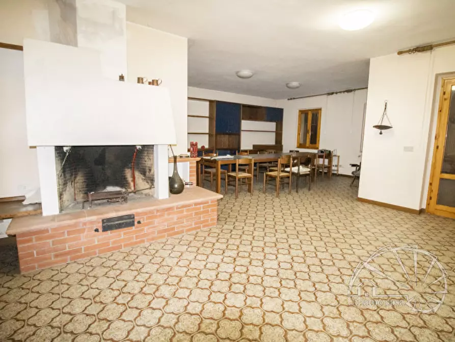 Immagine 13 di Villa in vendita  a Carmignano