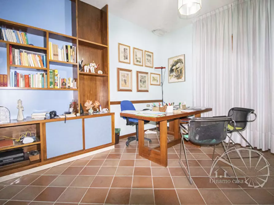 Immagine 23 di Villa in vendita  a Carmignano