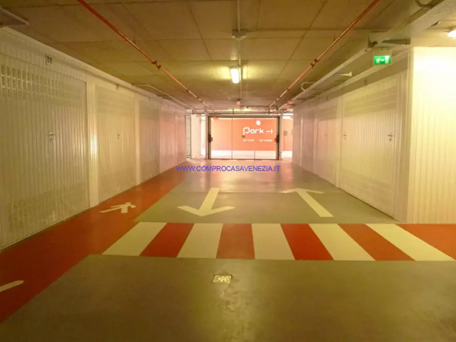 Immagine 1 di Garage in vendita  in VIA DANTE ALIGHIERI a Venezia
