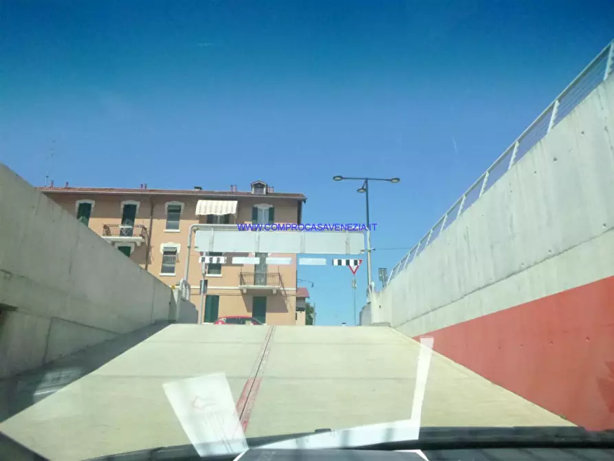 Immagine 2 di Garage in vendita  in VIA DANTE ALIGHIERI a Venezia