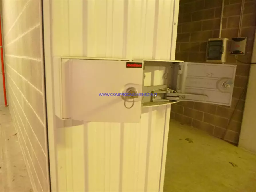 Immagine 3 di Garage in vendita  in VIA DANTE ALIGHIERI a Venezia