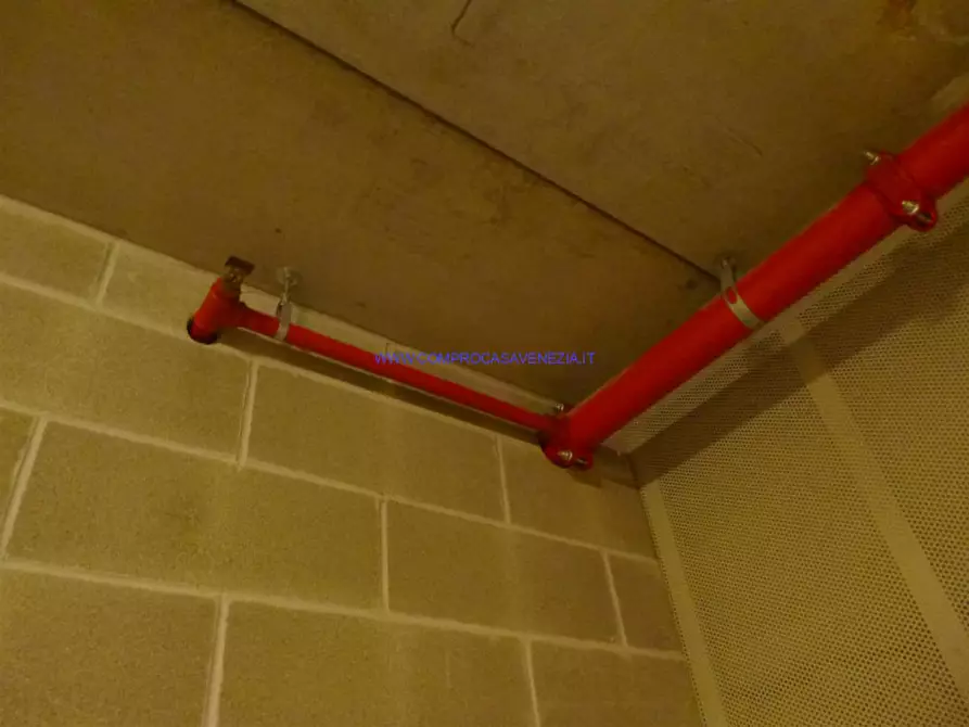 Immagine 2 di Garage in vendita  in VIA DANTE ALIGHIERI a Venezia