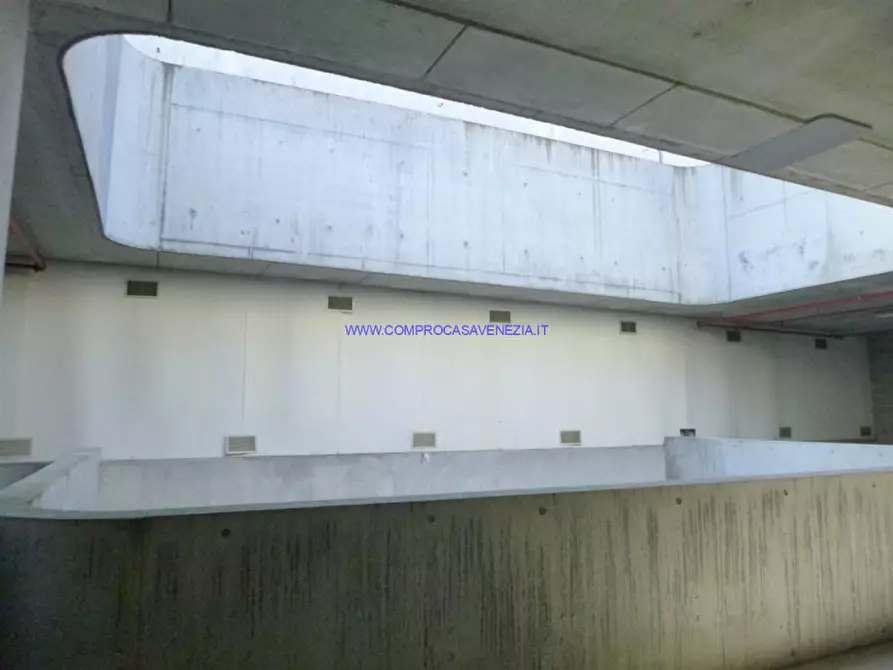 Immagine 3 di Garage in vendita  in VIA DANTE ALIGHIERI a Venezia