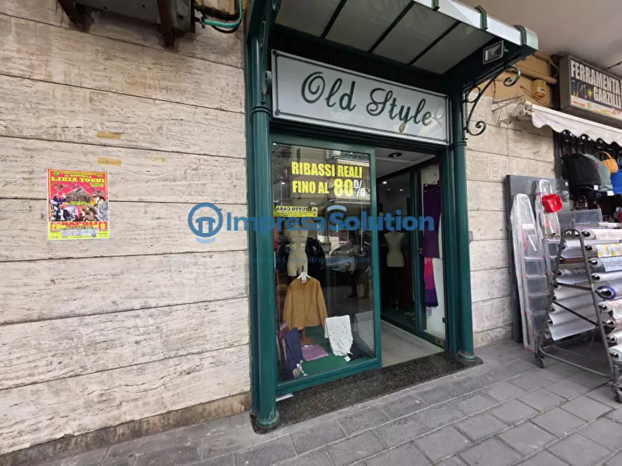 Immagine 4 di Negozio in affitto  in Via Niccolò Garzilli a Napoli