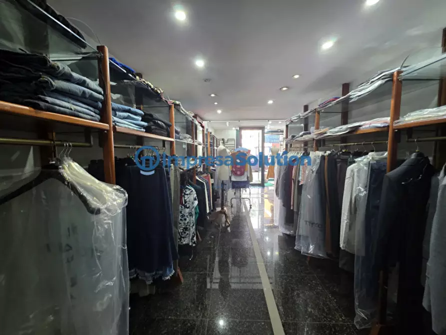 Immagine 8 di Negozio in affitto  in Via Niccolò Garzilli a Napoli