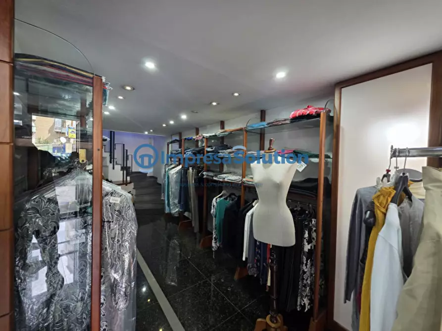 Immagine 9 di Negozio in affitto  in Via Niccolò Garzilli a Napoli