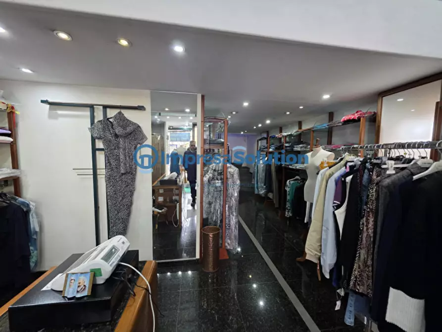 Immagine 10 di Negozio in affitto  in Via Niccolò Garzilli a Napoli