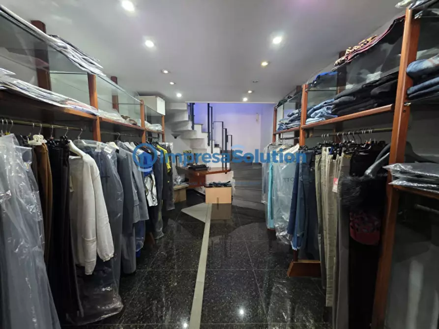Immagine 11 di Negozio in affitto  in Via Niccolò Garzilli a Napoli