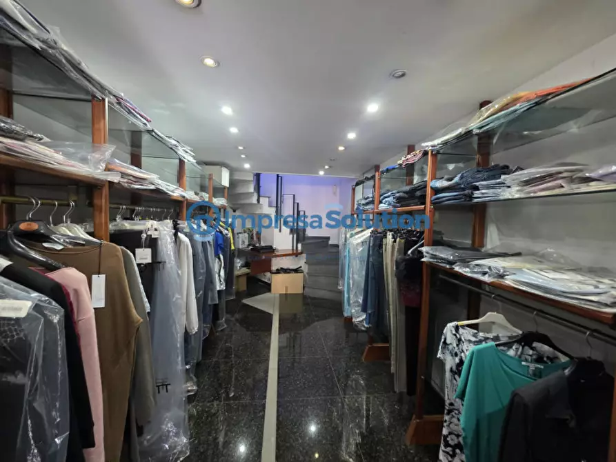 Immagine 12 di Negozio in affitto  in Via Niccolò Garzilli a Napoli