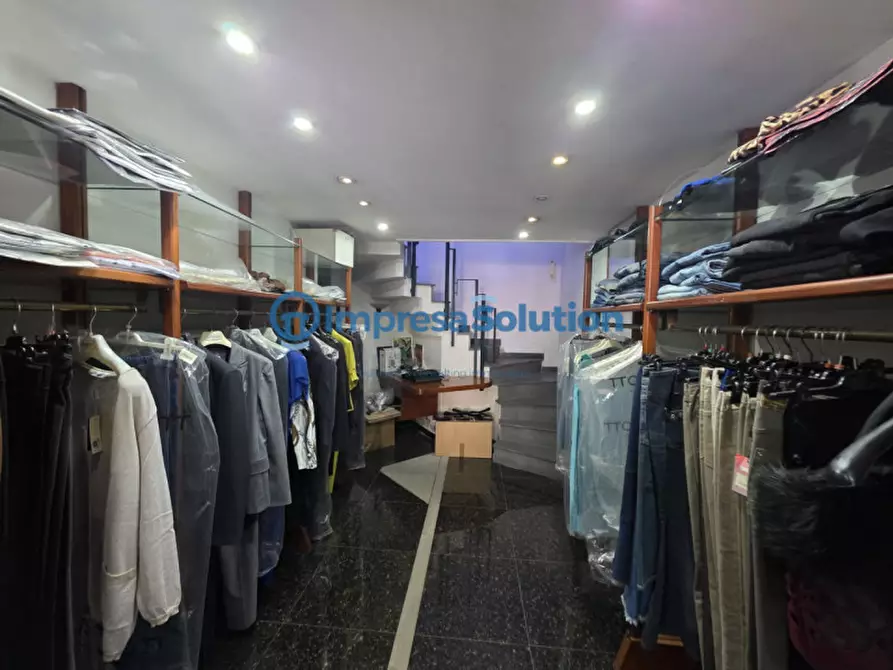 Immagine 13 di Negozio in affitto  in Via Niccolò Garzilli a Napoli
