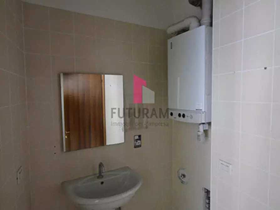 Immagine 21 di Negozio in vendita  in via giovanni meneguzzo a Montecchio Maggiore