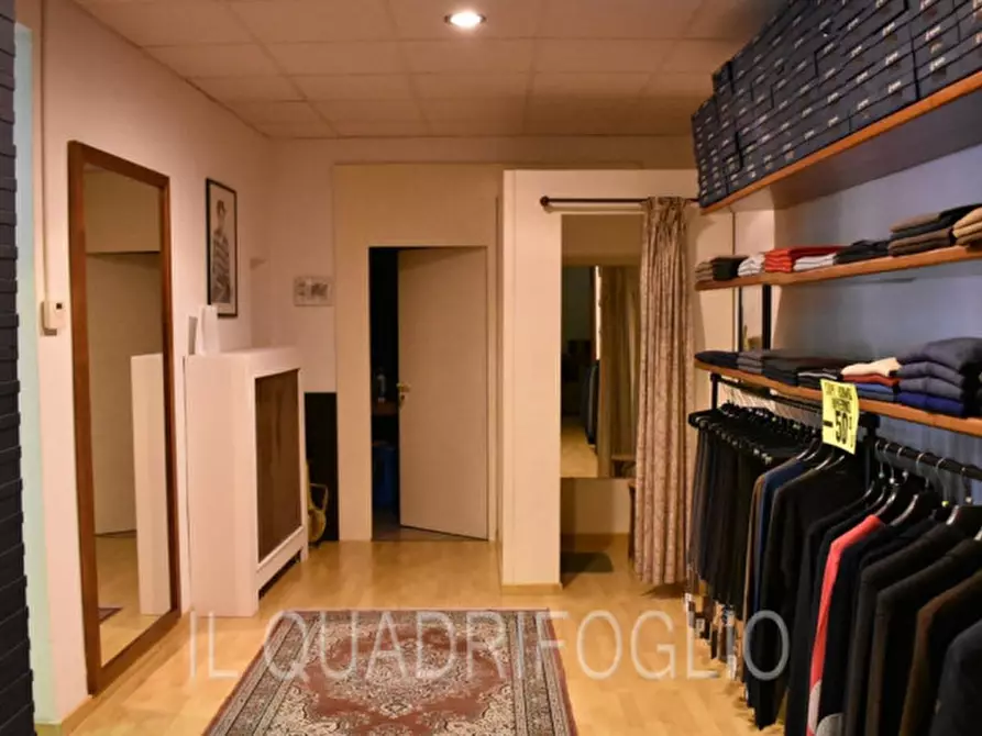 Immagine 6 di Negozio in vendita  a Cesena