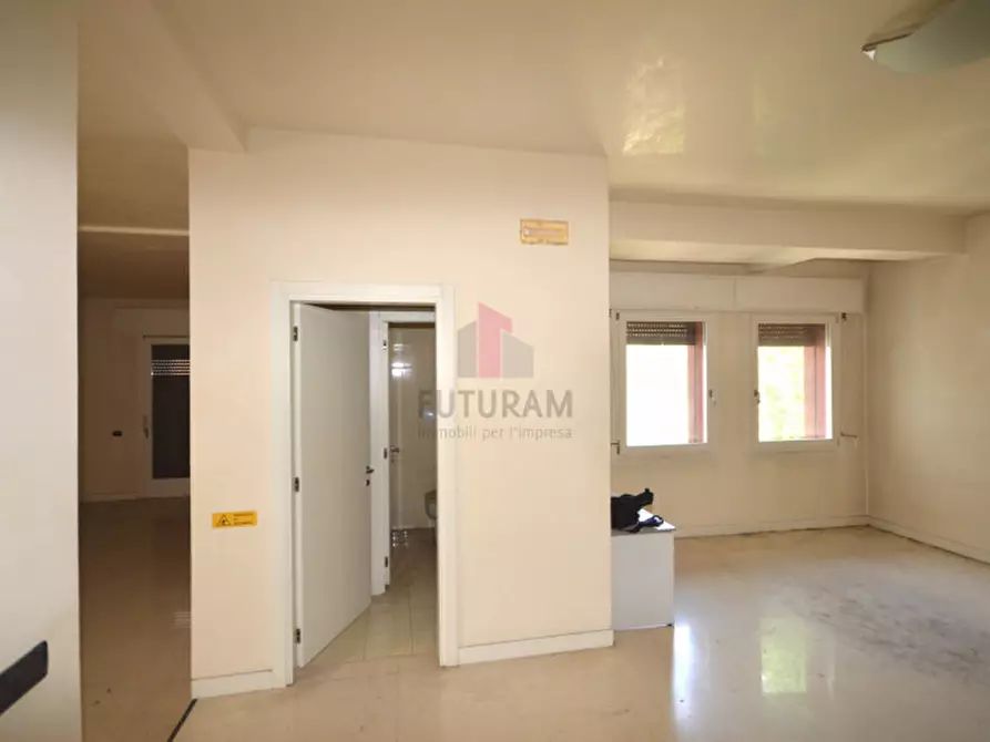Immagine 8 di Ufficio in affitto  in vicenza viale san lazzaro a Vicenza