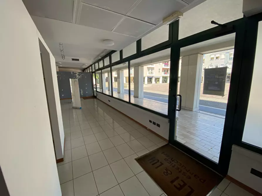 Immagine 2 di Negozio in vendita  in via Europa a Rubano