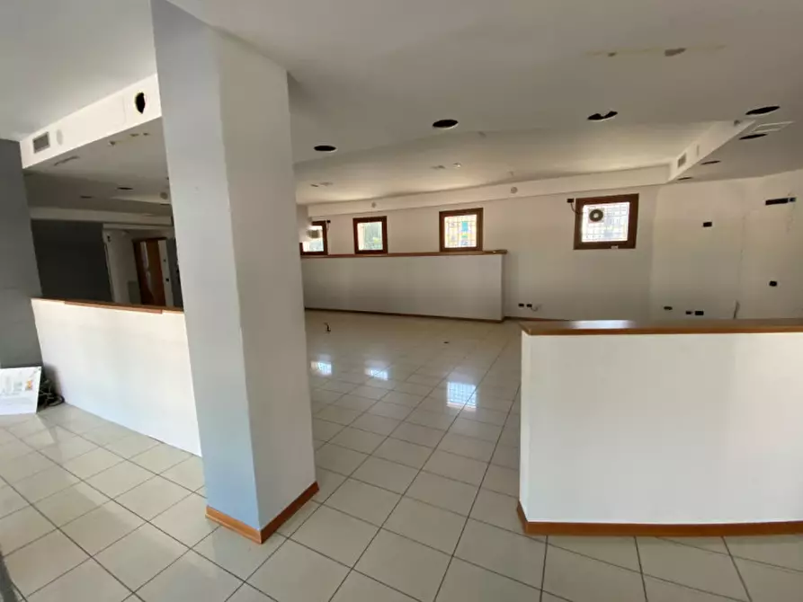 Immagine 4 di Negozio in vendita  in via Europa a Rubano