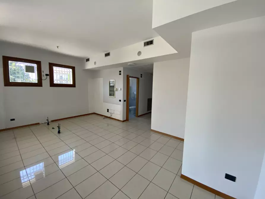 Immagine 8 di Negozio in vendita  in via Europa a Rubano