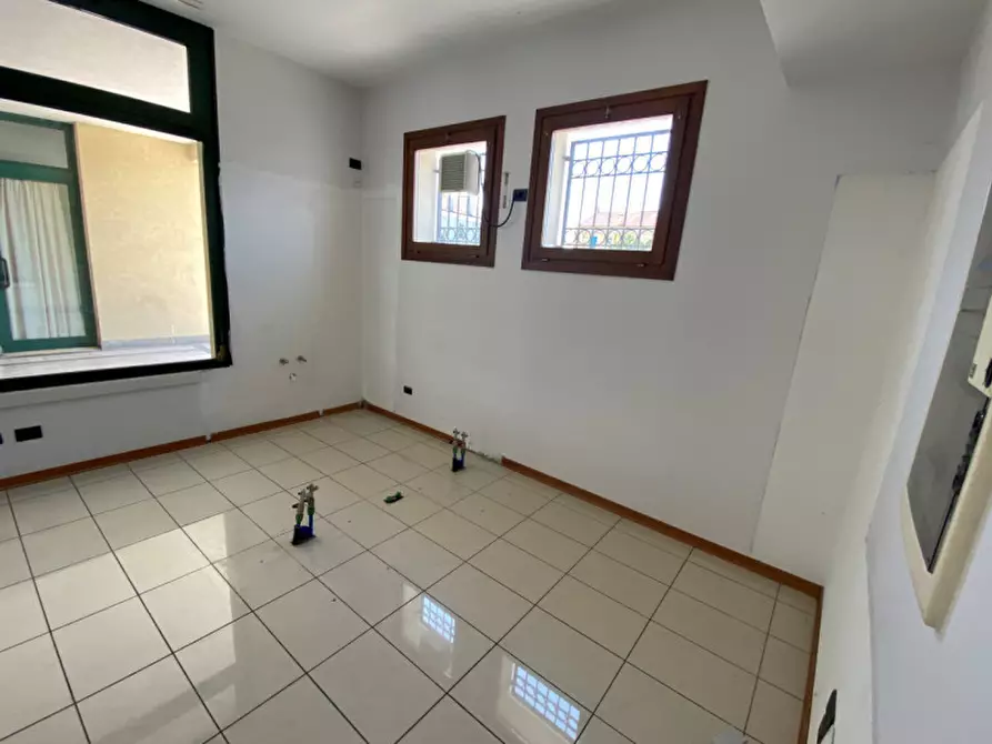 Immagine 12 di Negozio in vendita  in via Europa a Rubano