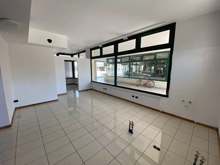 Immagine 14 di Negozio in vendita  in via Europa a Rubano