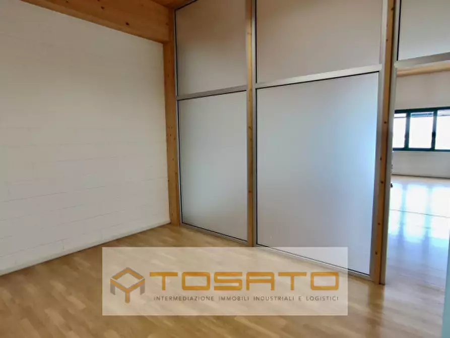 Immagine 14 di Capannone industriale in affitto  a Verona