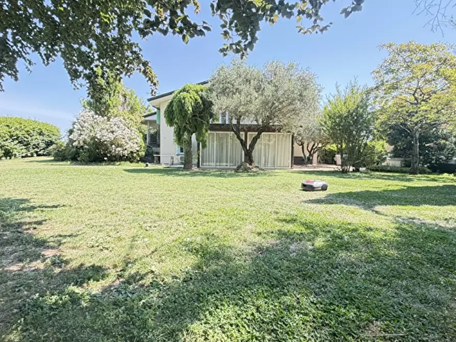 Immagine 1 di Villa in vendita  a Giacciano Con Baruchella
