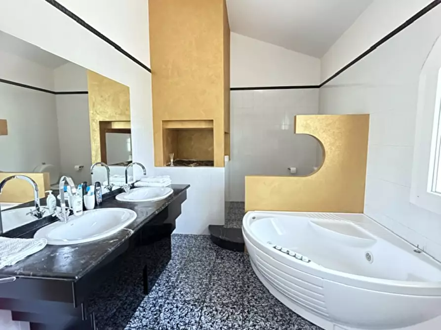 Immagine 9 di Villa in vendita  a Giacciano Con Baruchella