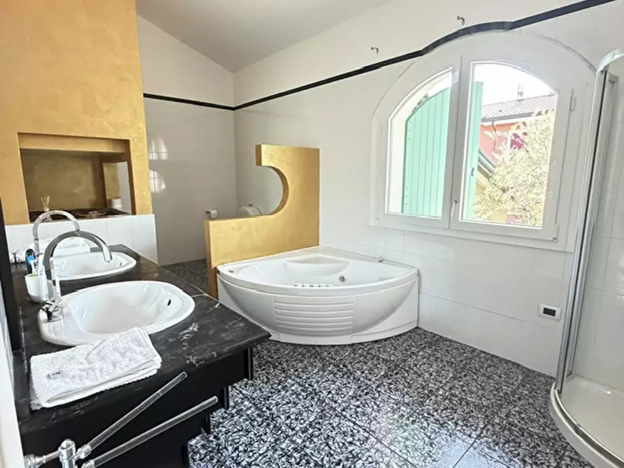 Immagine 10 di Villa in vendita  a Giacciano Con Baruchella