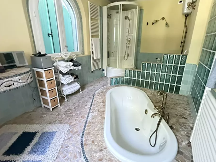 Immagine 15 di Villa in vendita  a Giacciano Con Baruchella
