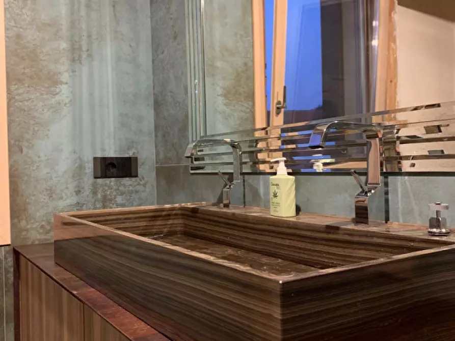 Immagine 13 di Appartamento in vendita  in fondamenta navagero a Venezia