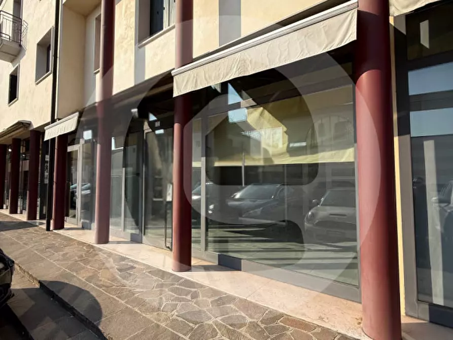 Immagine 1 di Negozio in affitto  a Camposampiero