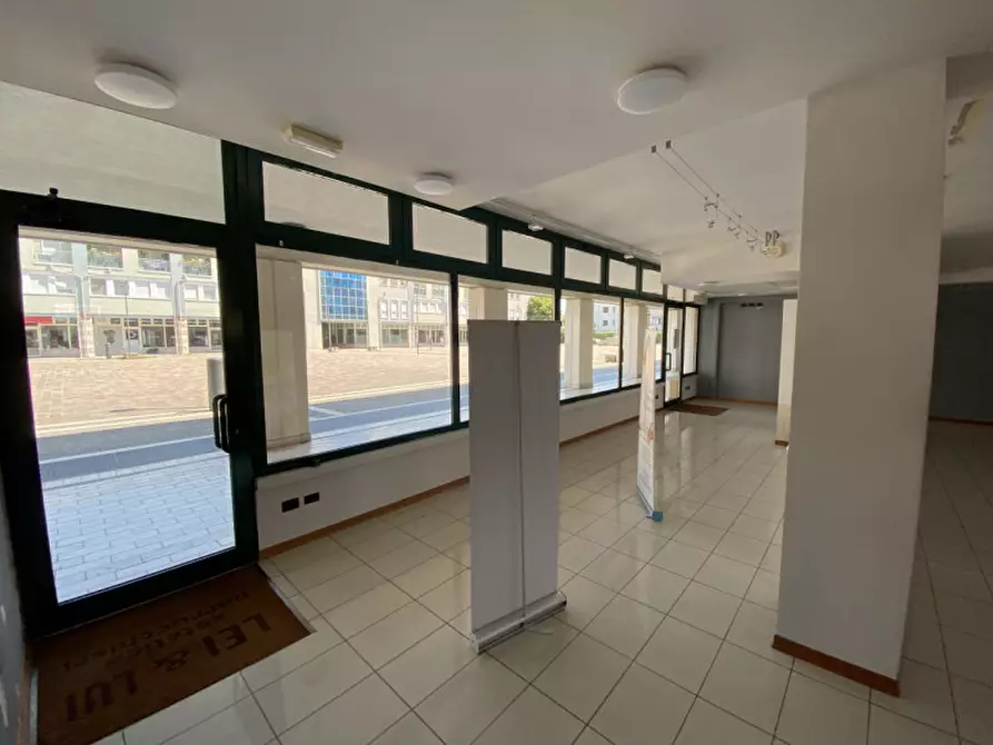 Immagine 3 di Negozio in affitto  in via Europa a Rubano