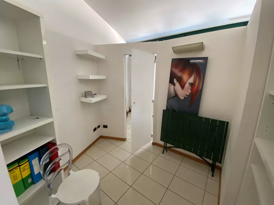 Immagine 14 di Negozio in affitto  in via Europa a Rubano