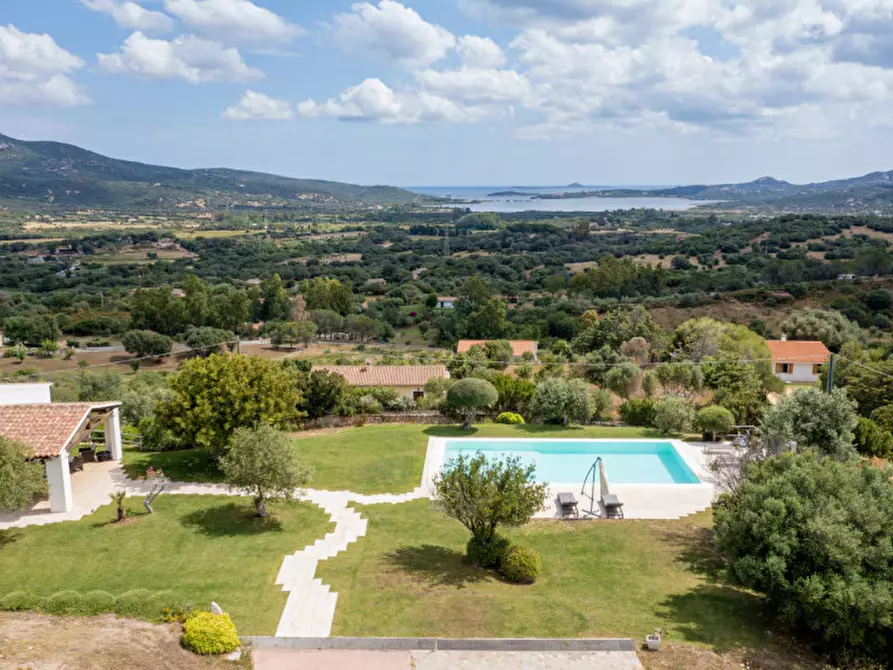 Immagine 1 di Villa in vendita  a Olbia
