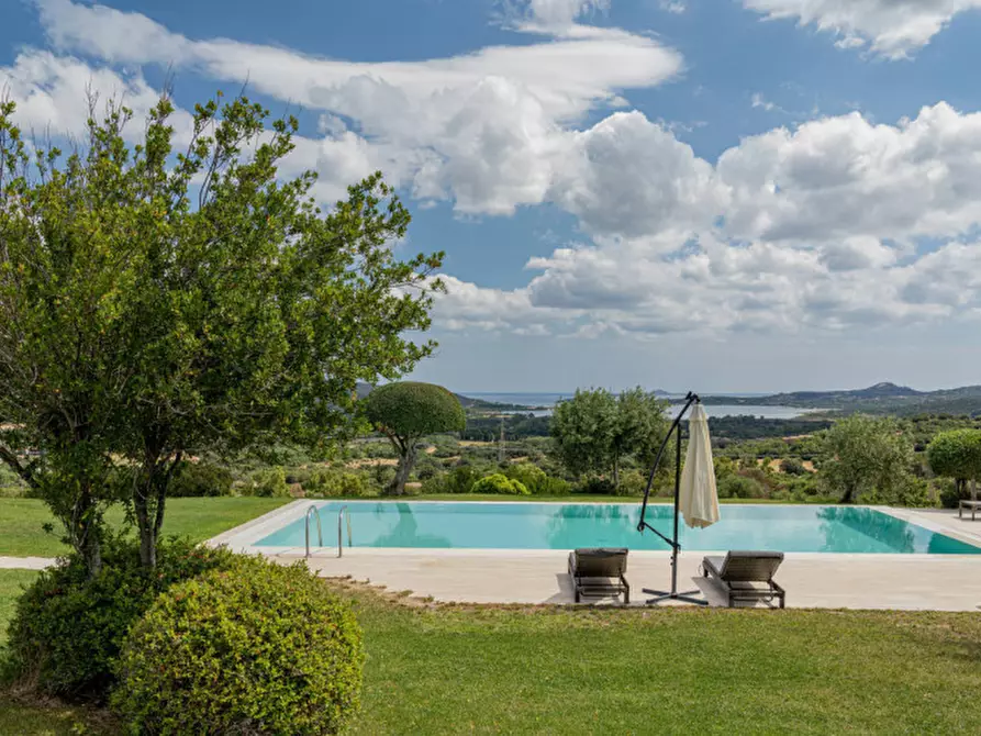 Immagine 2 di Villa in vendita  a Olbia